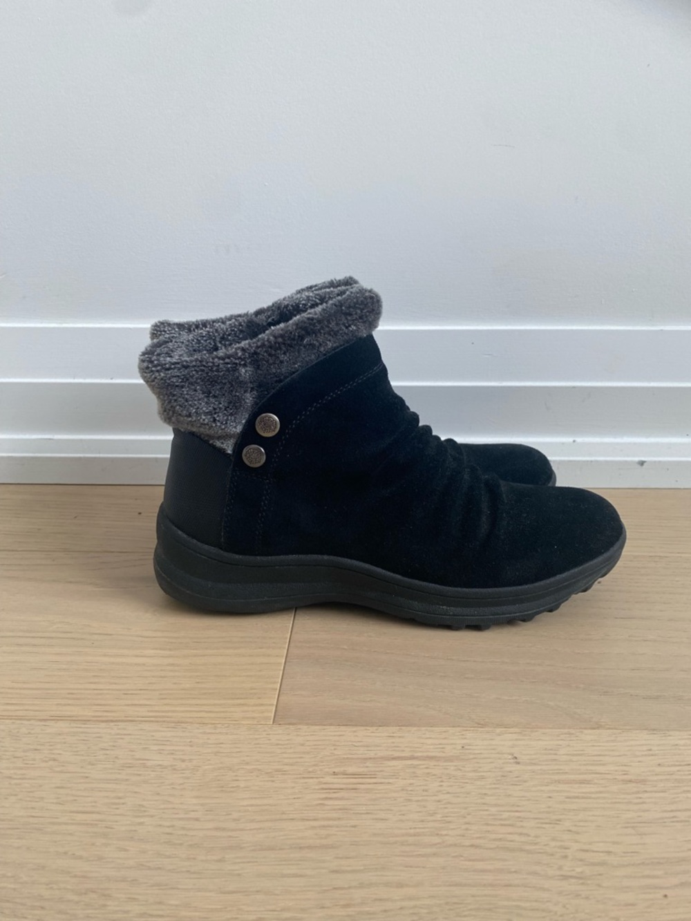 Cozy Black Suede Fold-Over Ankle Boots with Gray Faux-Fur Collar